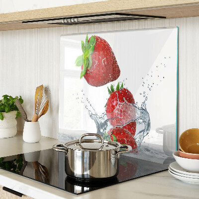 Glass chopping board Strawberries in water