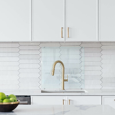 Glass splashback transparent