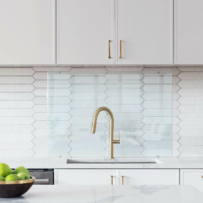 Glass splashback transparent