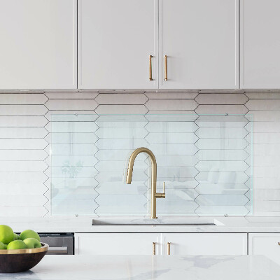 Glass splashback transparent