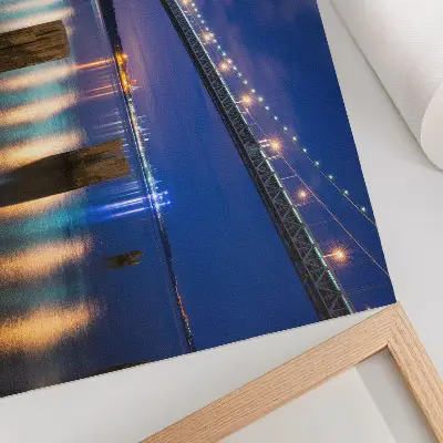 Photo canvas bridge at night reflecting in the water