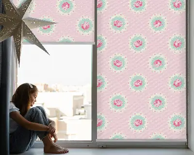 Fabric roller blind with roses pattern
