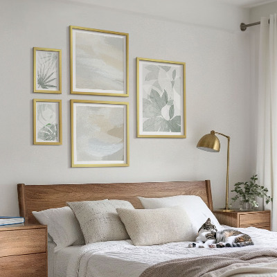 Gallery wall Gray and white plant motifs