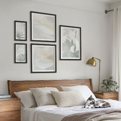 Gallery wall Gray and white plant motifs