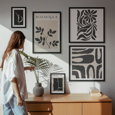 Gallery wall Modern plant motifs