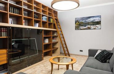 How to decorate shelves in the living room? Ideas for a successful project