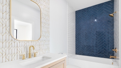 How to choose tiles for a small bathroom? 5 practical tips